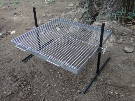 parrilla con patas de altura regulable.